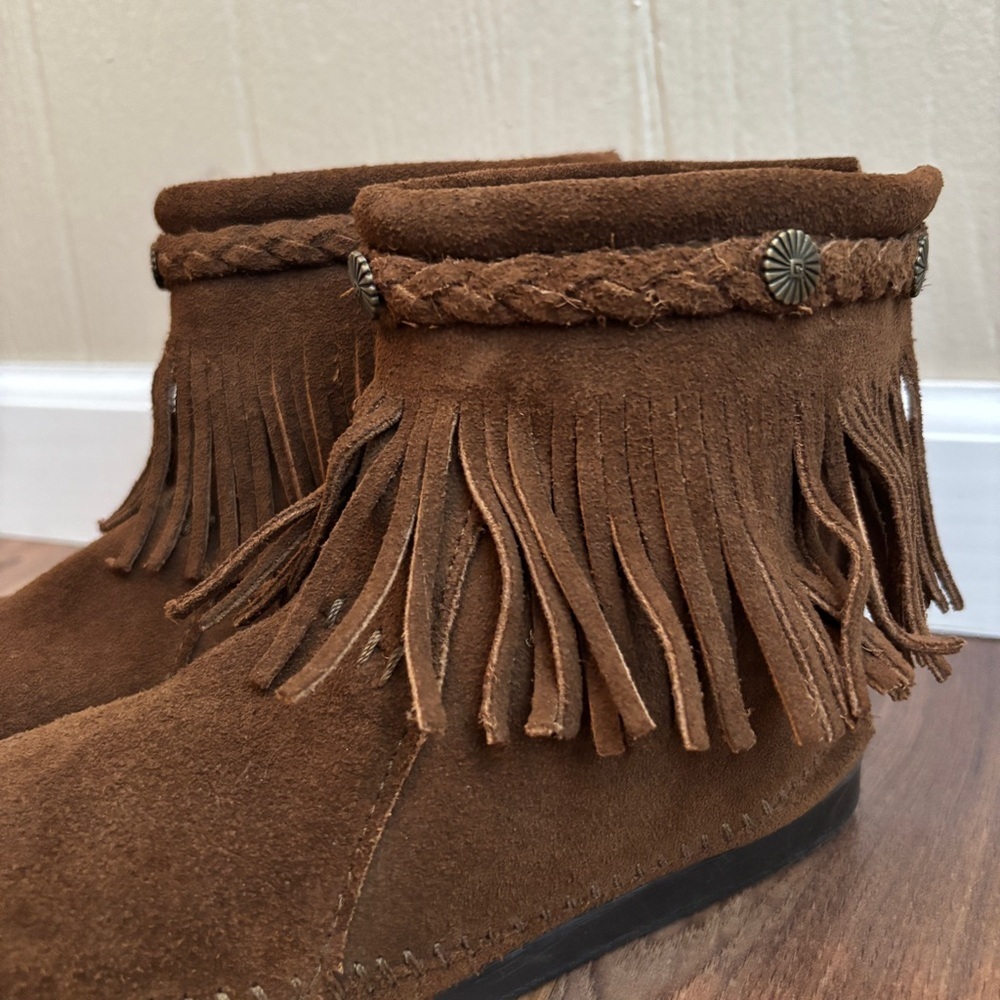 Minnetonka Moccasins 293 High Top Fringe Boot in Dusty Brown Suede - Picture 5 of 10